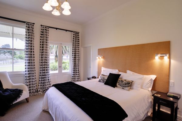 Flagstaff Lodge (Russell )